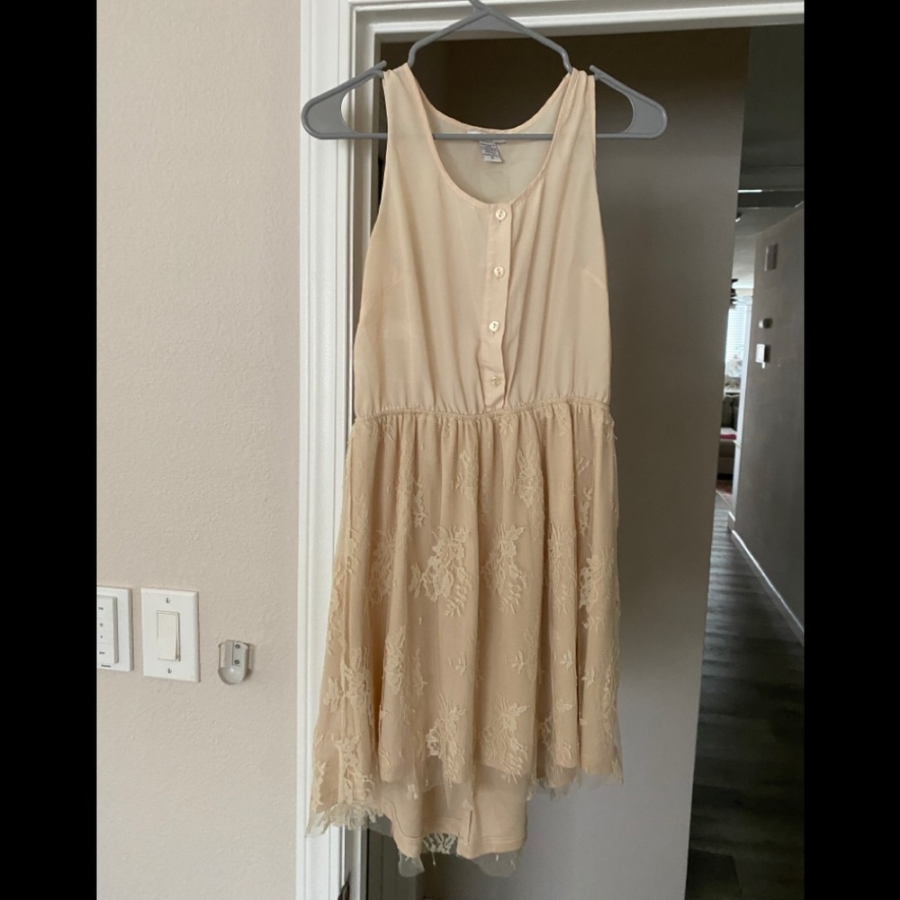 Cute dress a little longer on the back. - lace